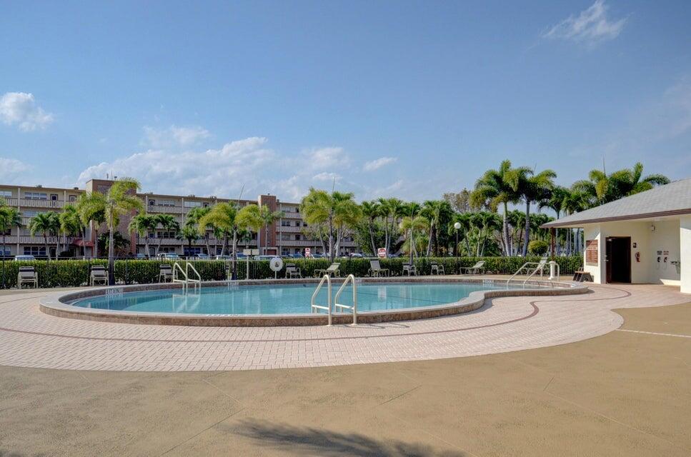 4028 Newcastle B, Unit 4028 Boca Raton, FL 33434 - Photo 29 of 40 Pool at front of building