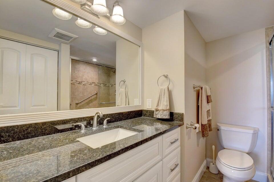 4028 Newcastle B, Unit 4028 Boca Raton, FL 33434 - Photo 31 of 40 Primary Bathroom