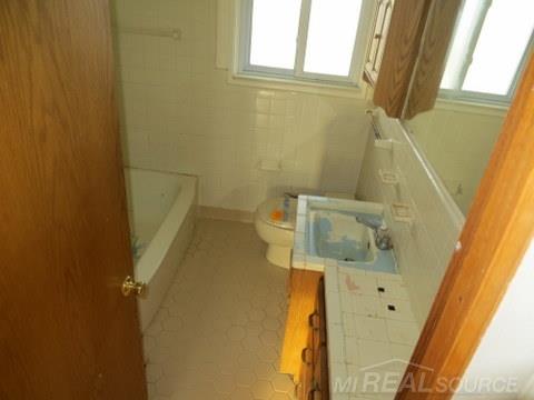24505 Ridgecroft Avenue Eastpointe, MI 48021 - Photo 12 of 16 31293127-11.JPG