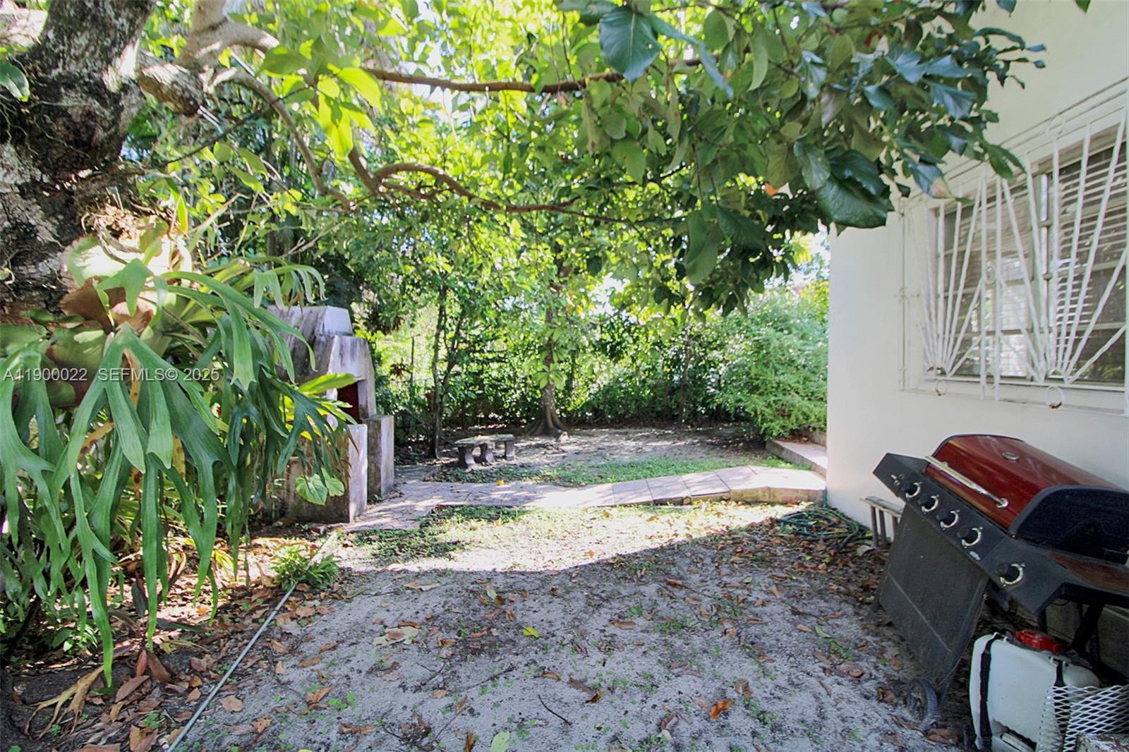 2711 Red Road Coral Gables, FL 33134 - Photo 13 of 33 a backyard of a house with lots of green space