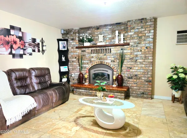 $319,900 | 301 North Central Avenue, Wapato, WA 98951