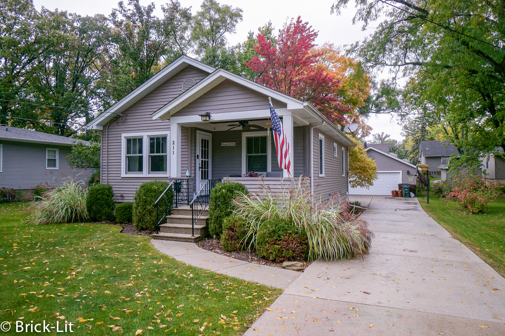 211 Gum Street New Lenox, IL 60451 - Photo 3 of 23 a front view of a house with garden