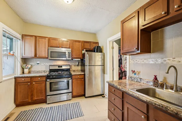 $165,000 | 878 Magnolia Avenue East, St. Paul, MN 55106