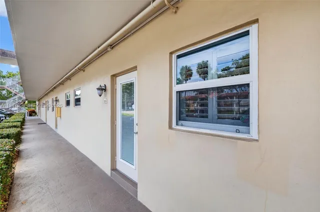 a view of livingroom with furniture