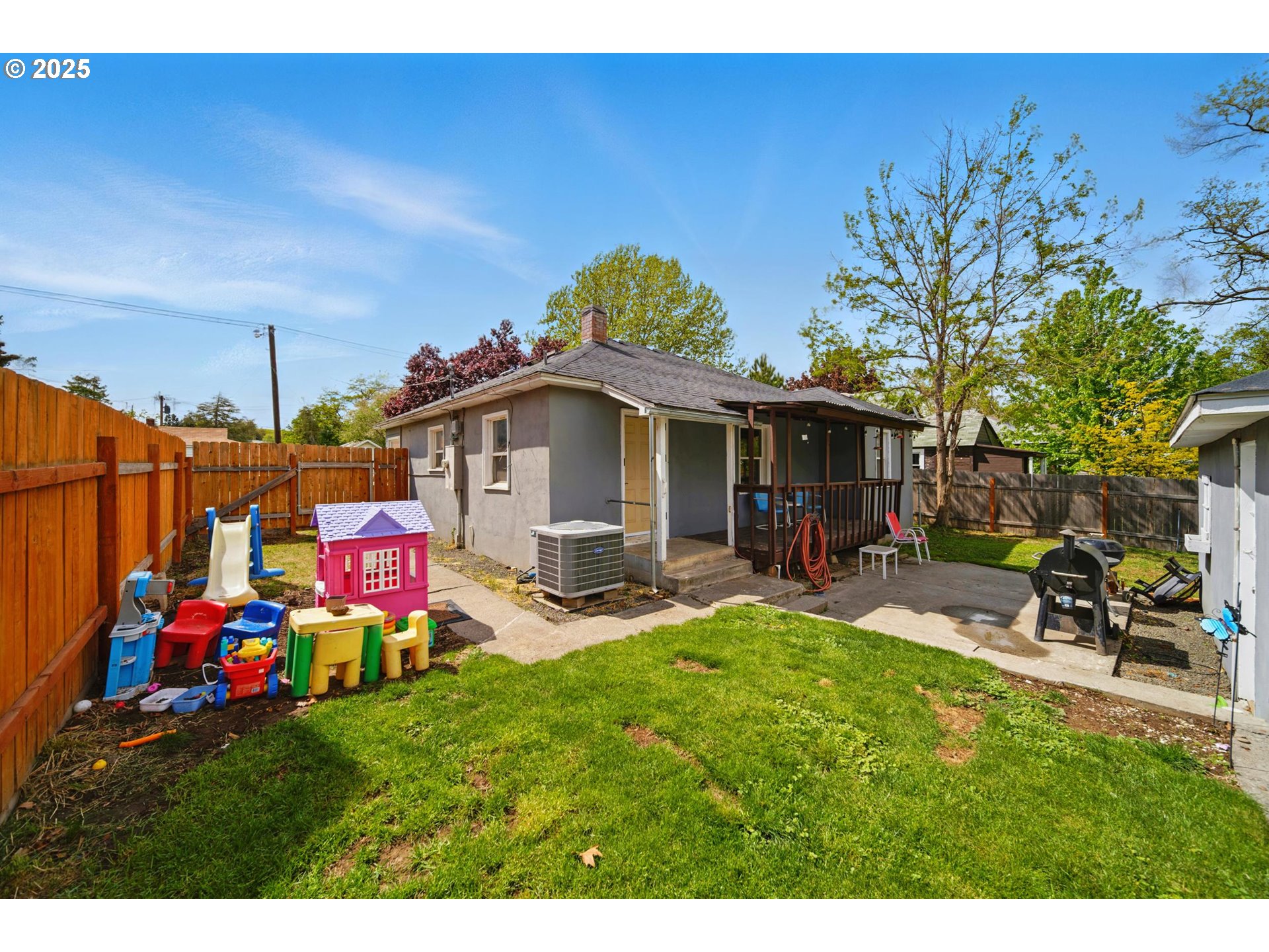 1317 Chestnut Street Milton Freewater, OR 97862 - Photo 14 of 23 a view of a house with a yard