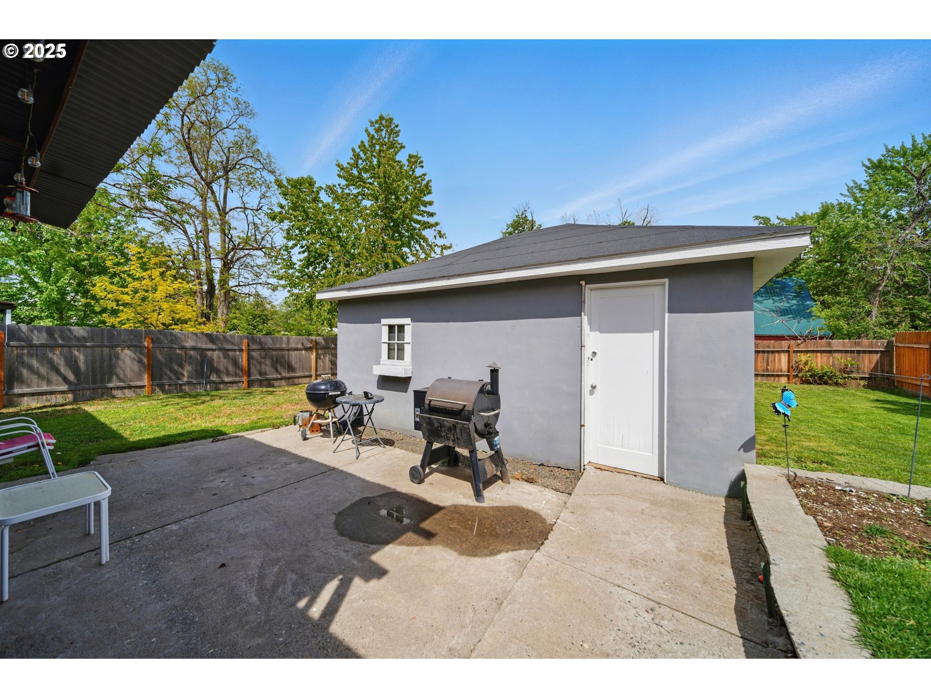 1317 Chestnut Street Milton Freewater, OR 97862 - Photo 16 of 23 a view of a house with backyard and sitting area