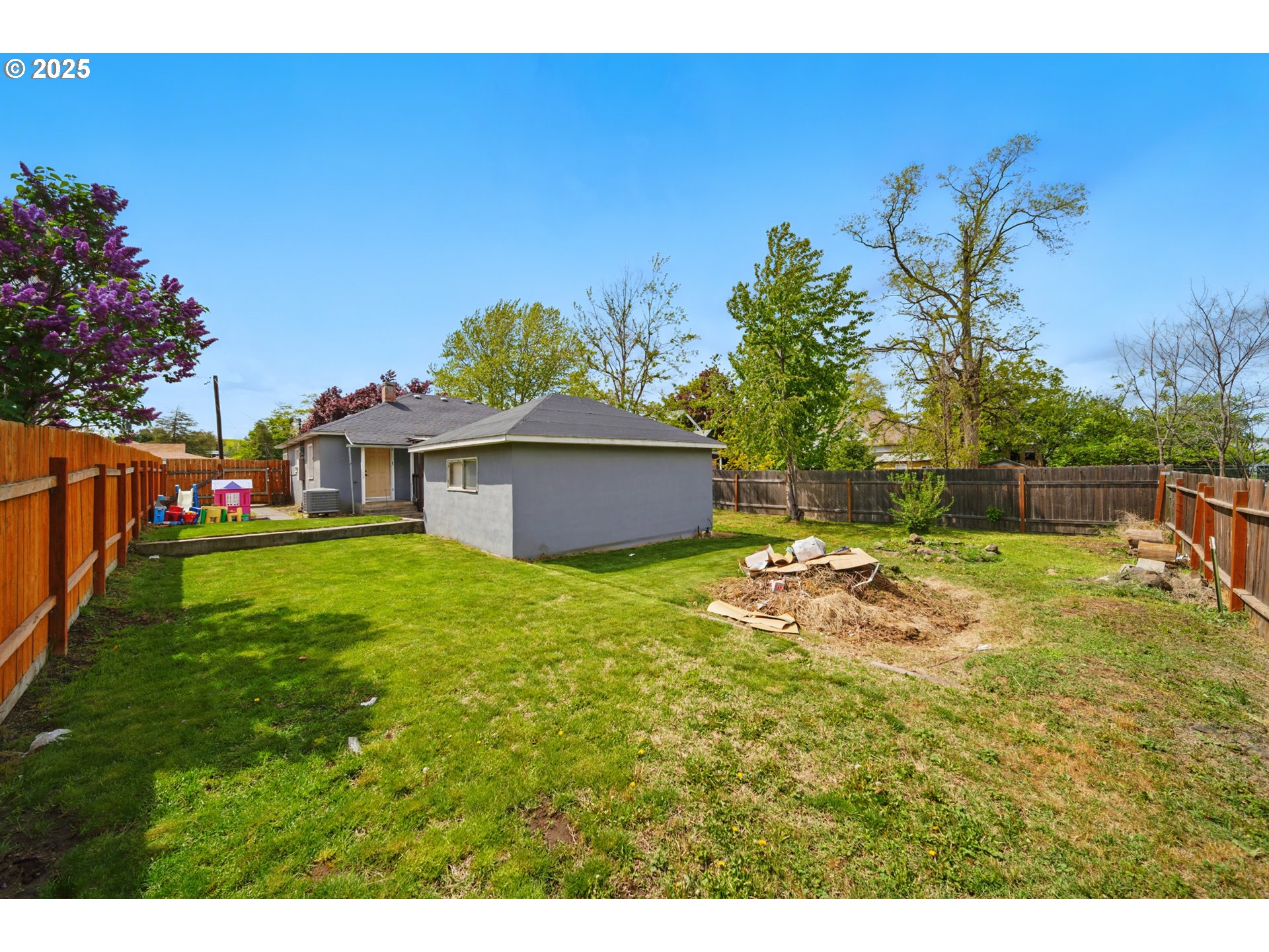 1317 Chestnut Street Milton Freewater, OR 97862 - Photo 19 of 23 a backyard of a house with lots of green space
