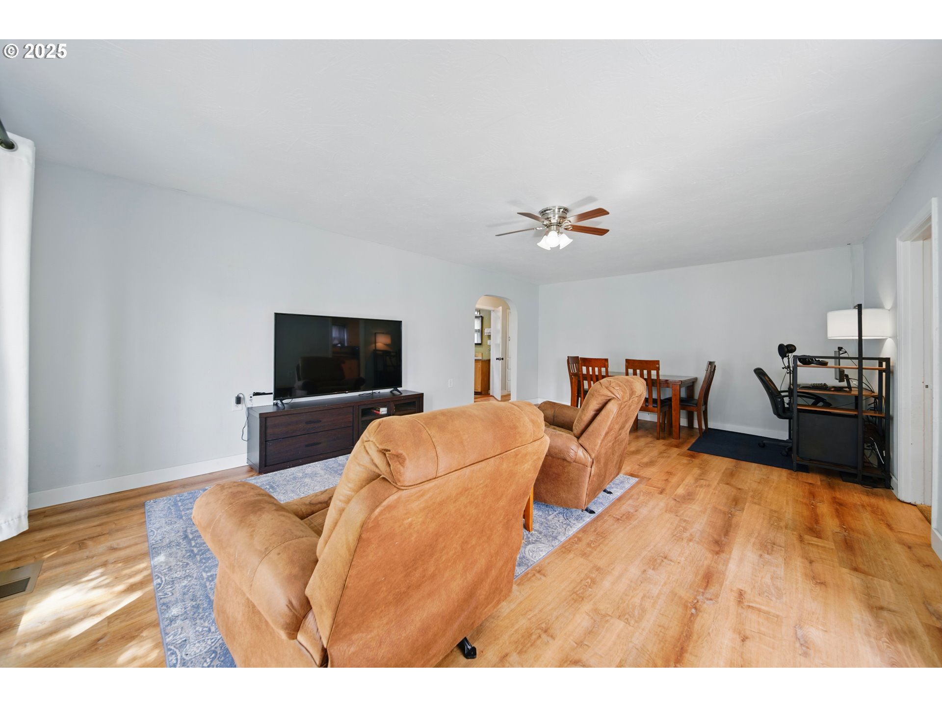 1317 Chestnut Street Milton Freewater, OR 97862 - Photo 3 of 23 a living room with furniture and a flat screen tv