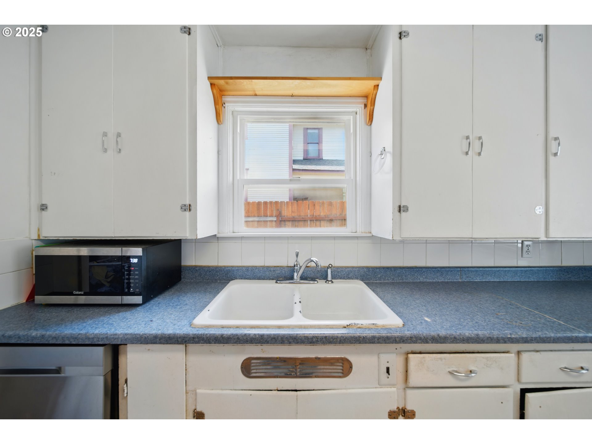 1317 Chestnut Street Milton Freewater, OR 97862 - Photo 7 of 23 a kitchen with a sink and cabinets