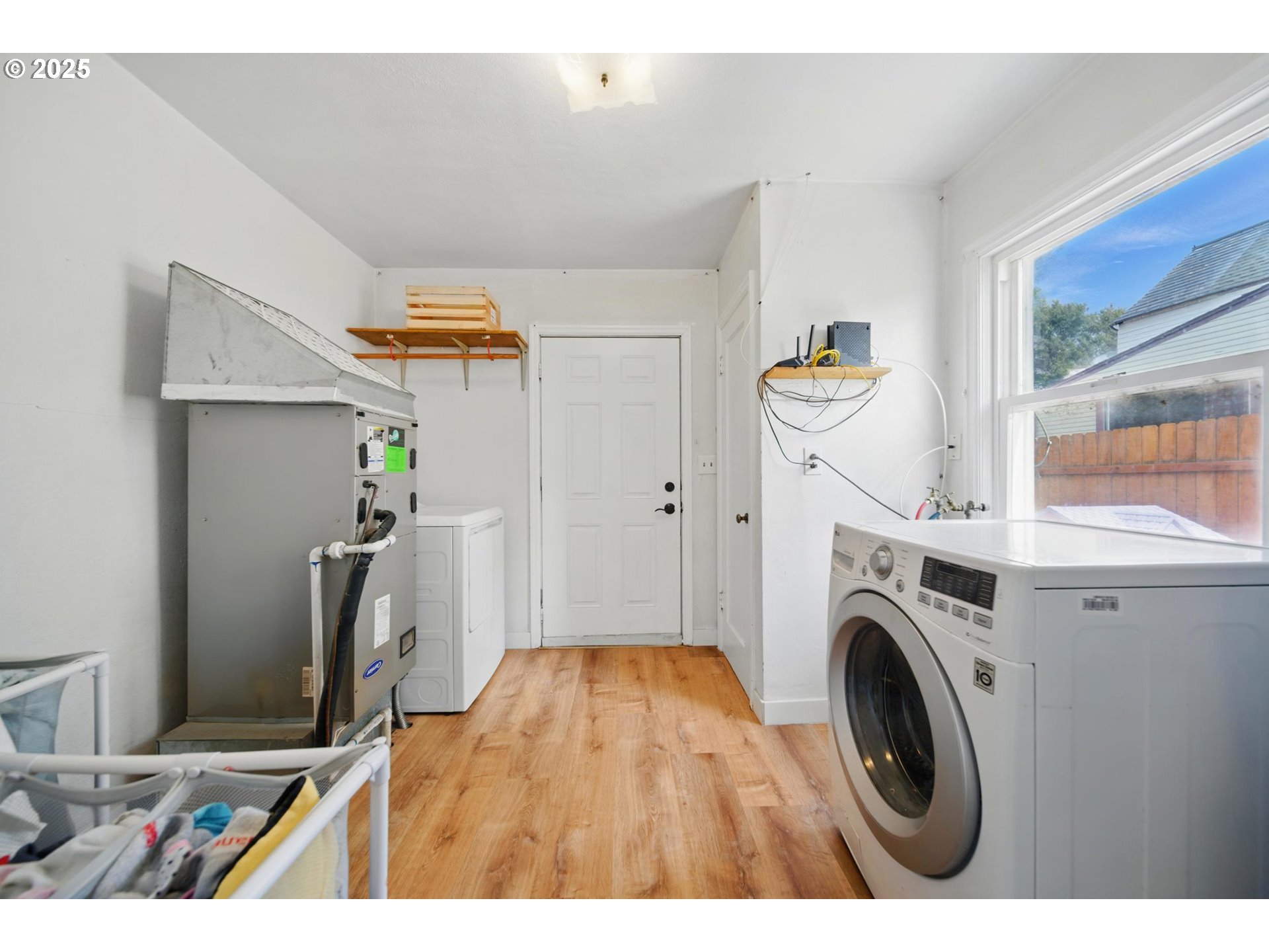 1317 Chestnut Street Milton Freewater, OR 97862 - Photo 8 of 23 a view of livingroom with washer and dryer