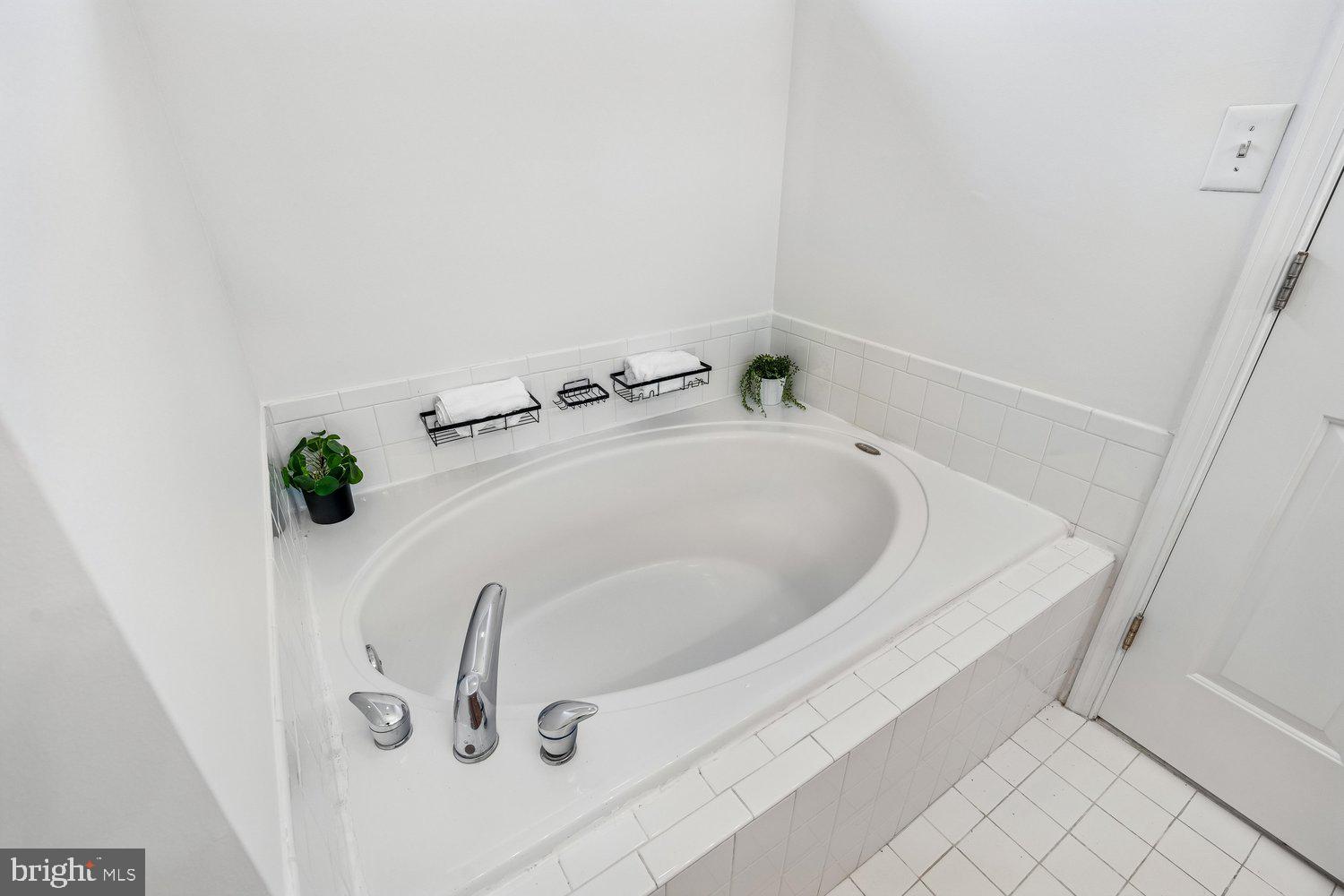 2426 Knapps Way Odenton, MD 21113 - Photo 37 of 71 Tub