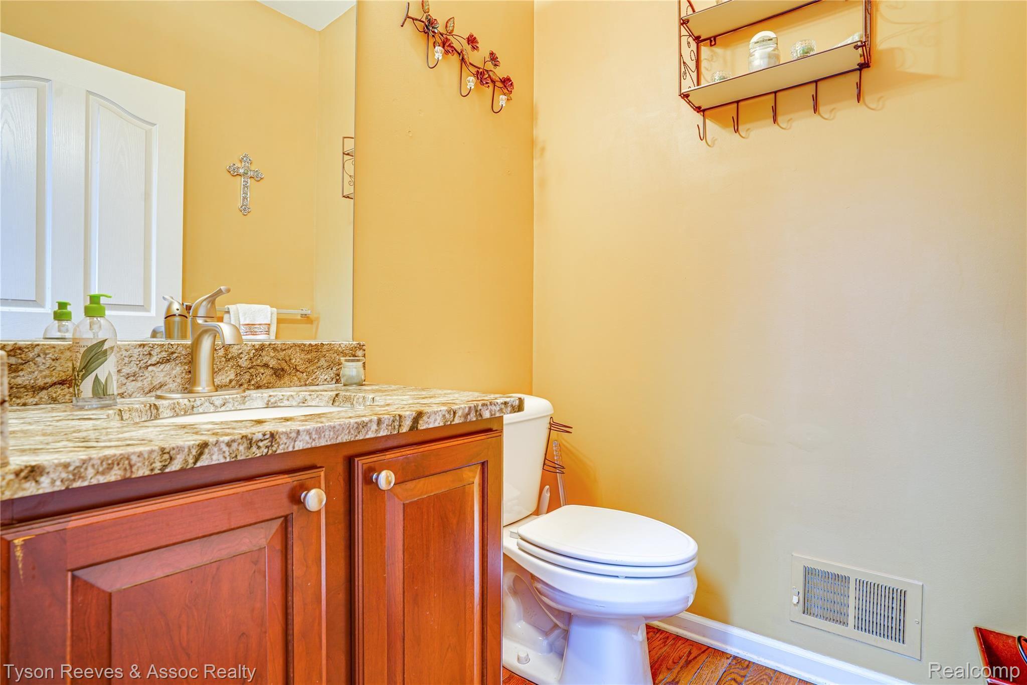1957 Catlin Drive Rochester, MI 48306 - Photo 30 of 38 Company Bathroom.jpg