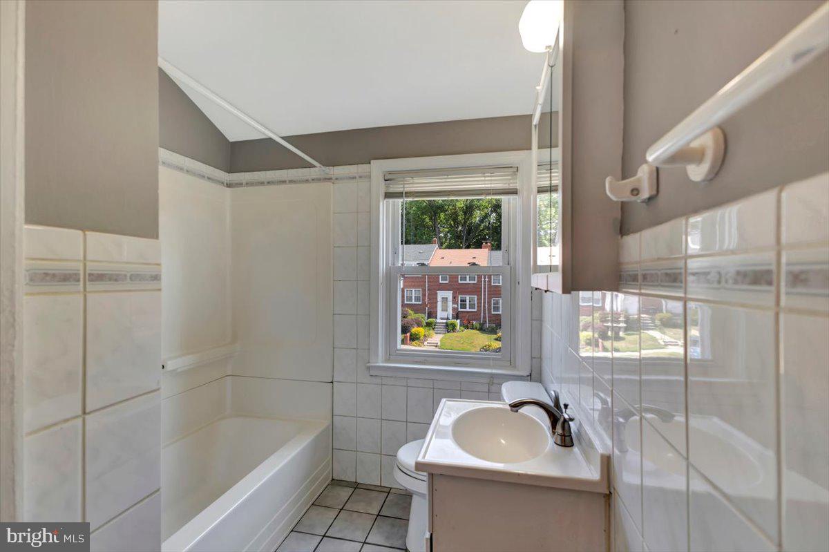 1811 Trenleigh Road Parkville, MD 21234 - Photo 22 of 35 Upper level full bath