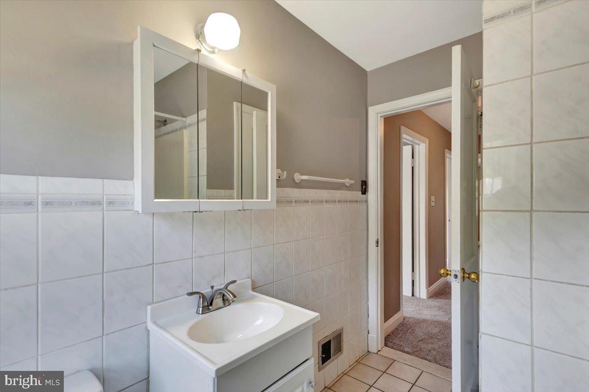 1811 Trenleigh Road Parkville, MD 21234 - Photo 23 of 35 New medicine cabinet, paint & faucet