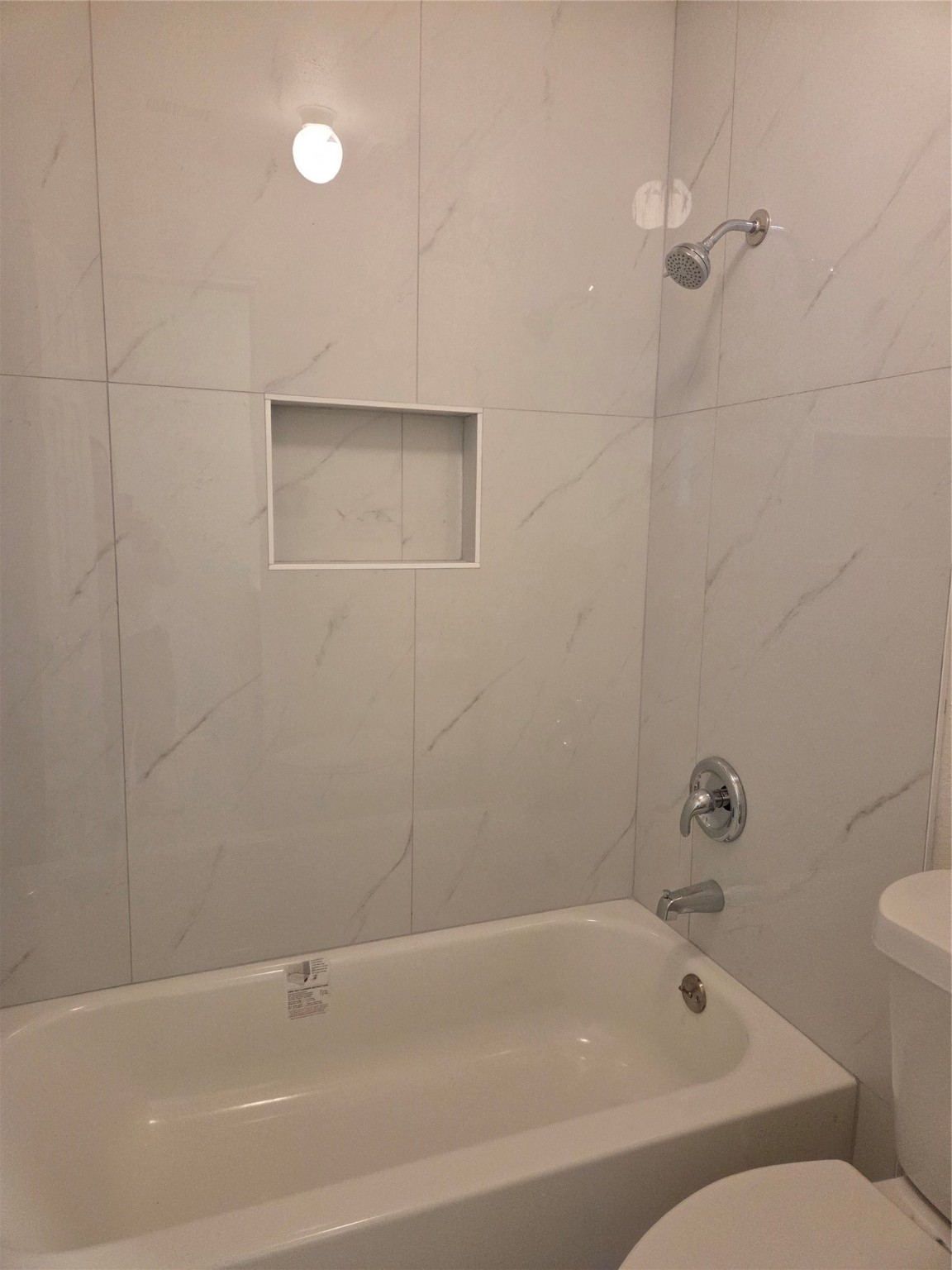 12319 Ridgeside Drive Houston, TX 77072 - Photo 18 of 22 a bathroom with a bathtub and a toilet