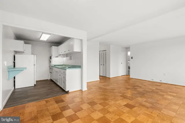 $196,999 | 10201 Grosvenor Place, Unit 716, Rockville, MD 20852