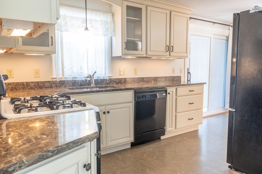 347 Westfield Road Holyoke, MA 01040 - Photo 9 of 26 Gallery Image 9