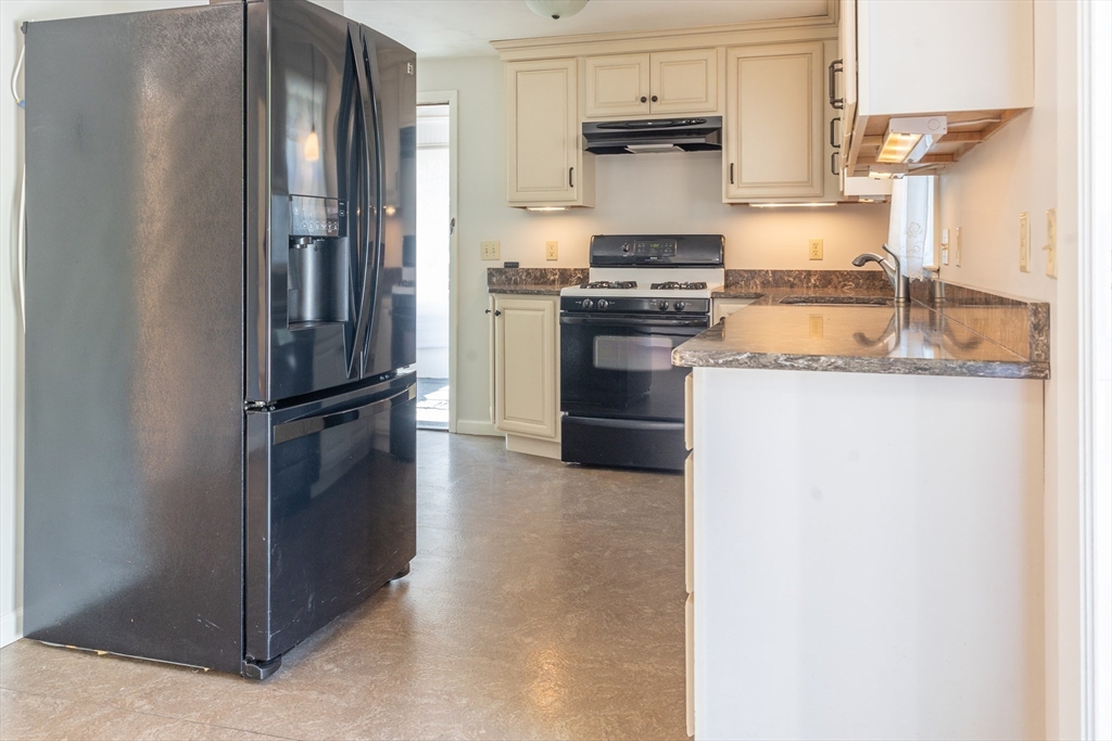 347 Westfield Road Holyoke, MA 01040 - Photo 10 of 26 Gallery Image 10