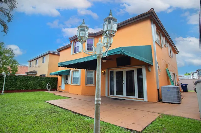 a view of a house with a yard