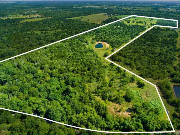 a view of a yard with a balcony