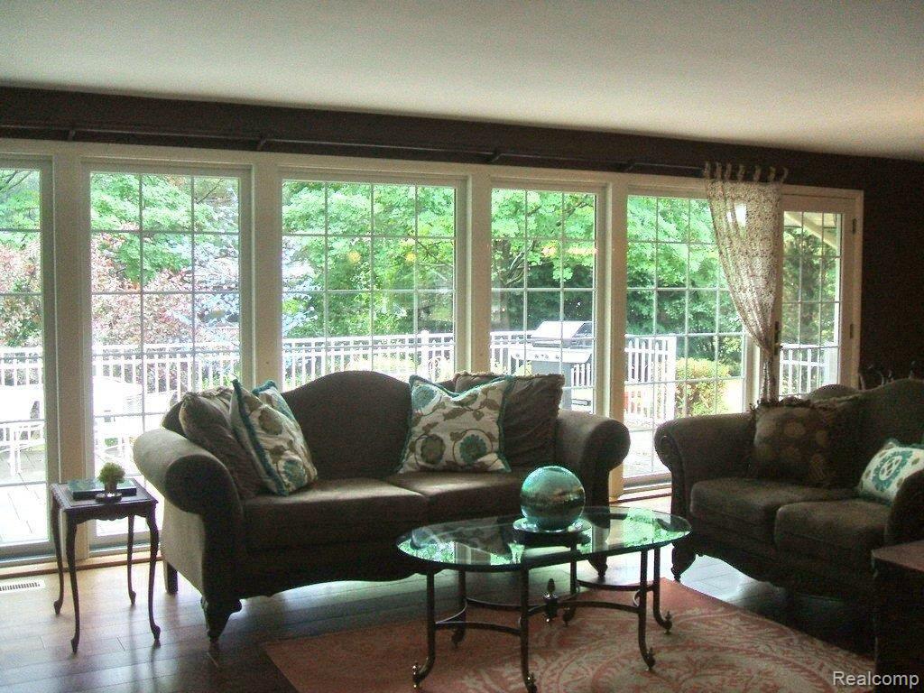 3457 Wendover Road Troy, MI 48084 - Photo 3 of 25 Living Room W Beautiful View