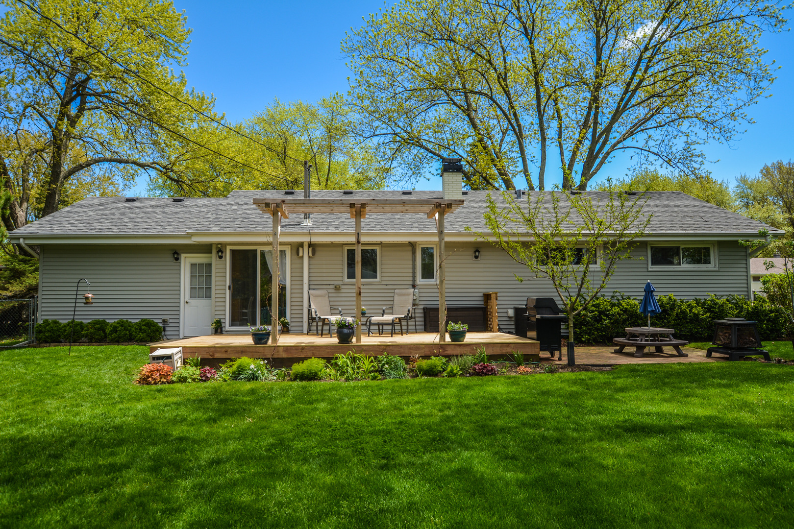 36 Johnathan Road Lake Zurich, IL 60047 - Photo 3 of 25 front view of a house with a yard