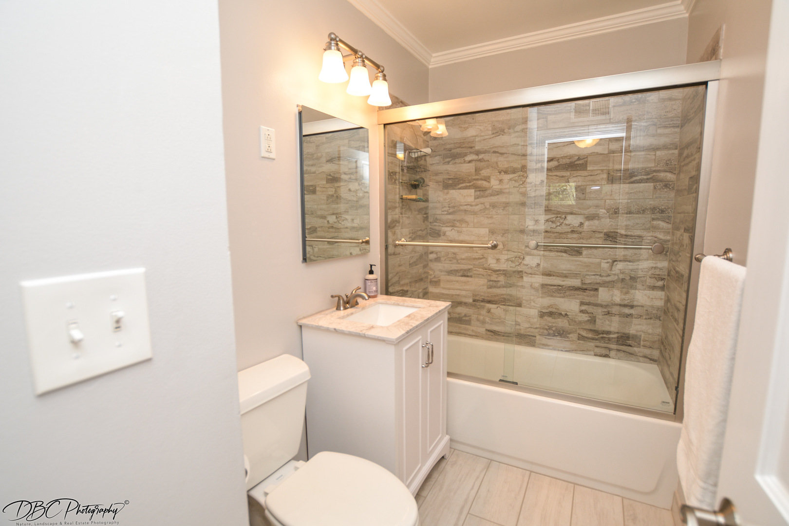 36 Johnathan Road Lake Zurich, IL 60047 - Photo 24 of 25 a bathroom with a shower toilet and sink