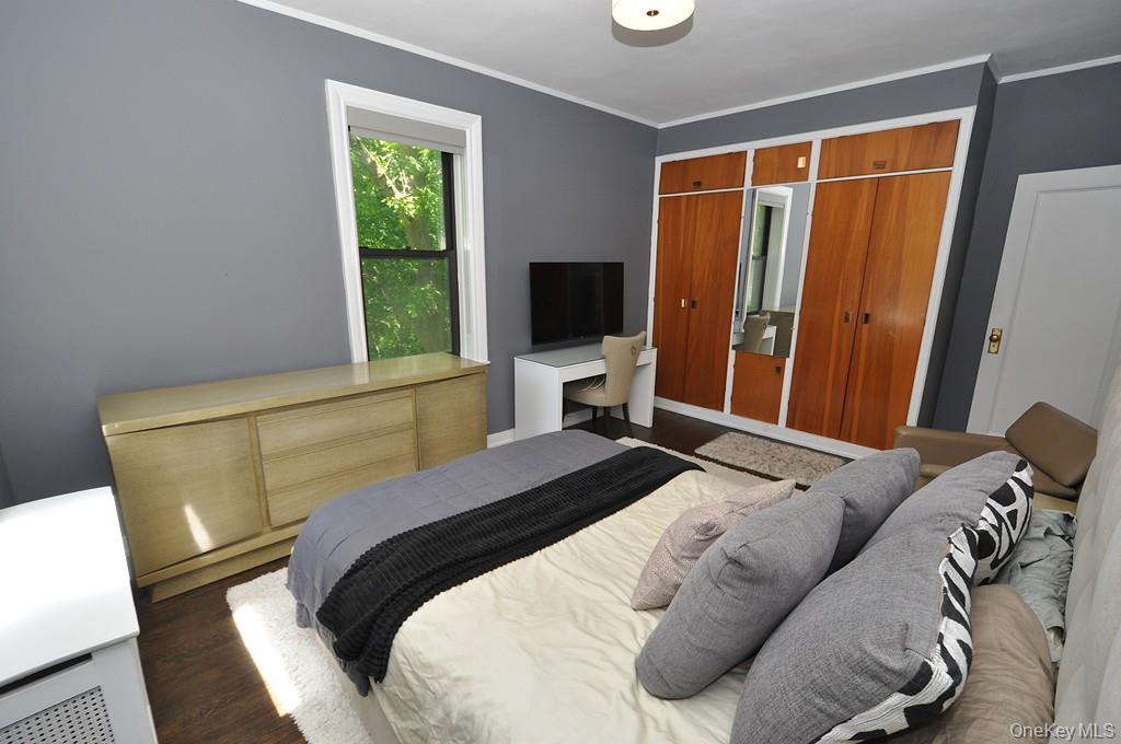 143 Garth Road, Unit 4P Scarsdale, NY 10583 - Photo 24 of 44 Corner Bedroom overlooks Garth Woods and Has two large closets.