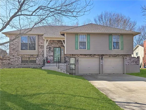 $315,900 | 1206 Cambridge Drive, Warrensburg, MO 64093