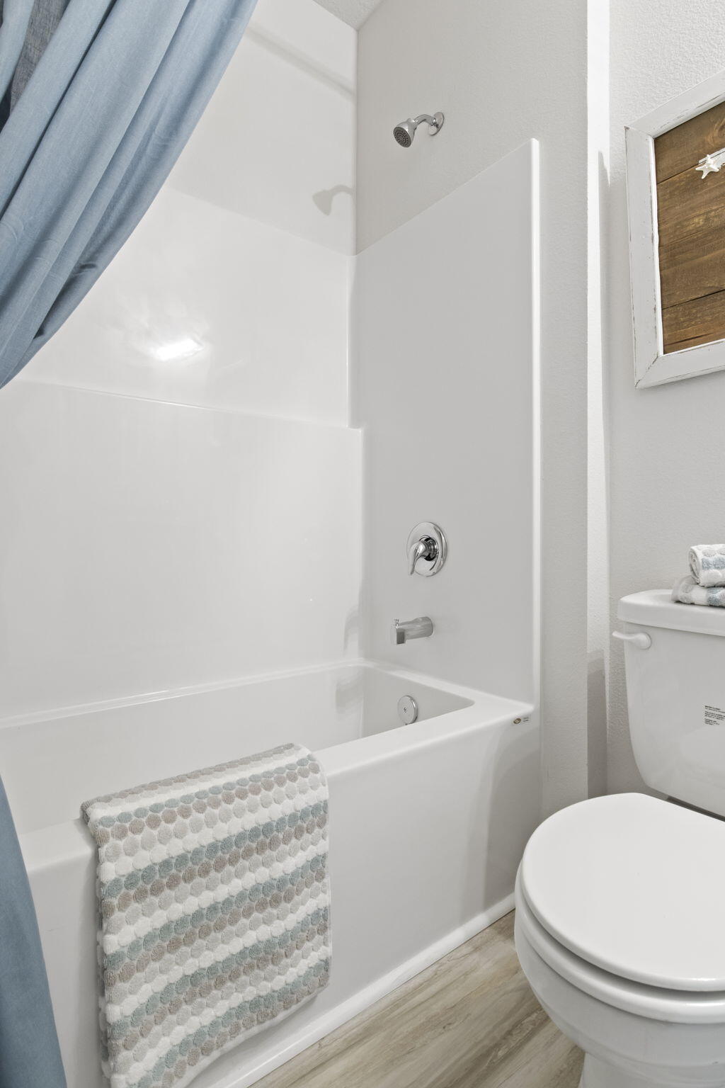 6533 Burleson Boulevard Crestview, FL 32539 - Photo 24 of 38 a bathroom with a toilet a sink and bathtub