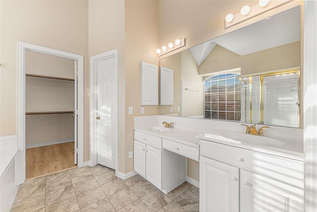 111 Midcrest Drive Irving, TX 75063 - Photo 13 of 26 a bathroom with a tub sink and mirror