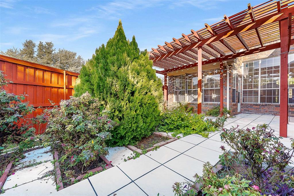 111 Midcrest Drive Irving, TX 75063 - Photo 25 of 26 a view of a backyard