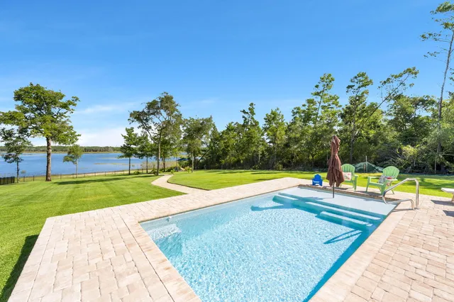 a view of a house with backyard and porch