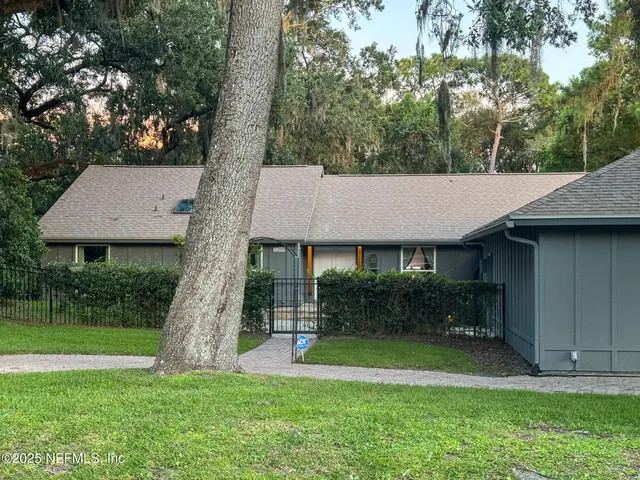 a view of a house with backyard and garden
