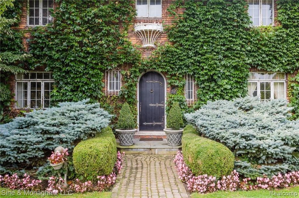561 Middlesex Road Grosse Pointe Park, MI 48230 - Photo 2 of 53