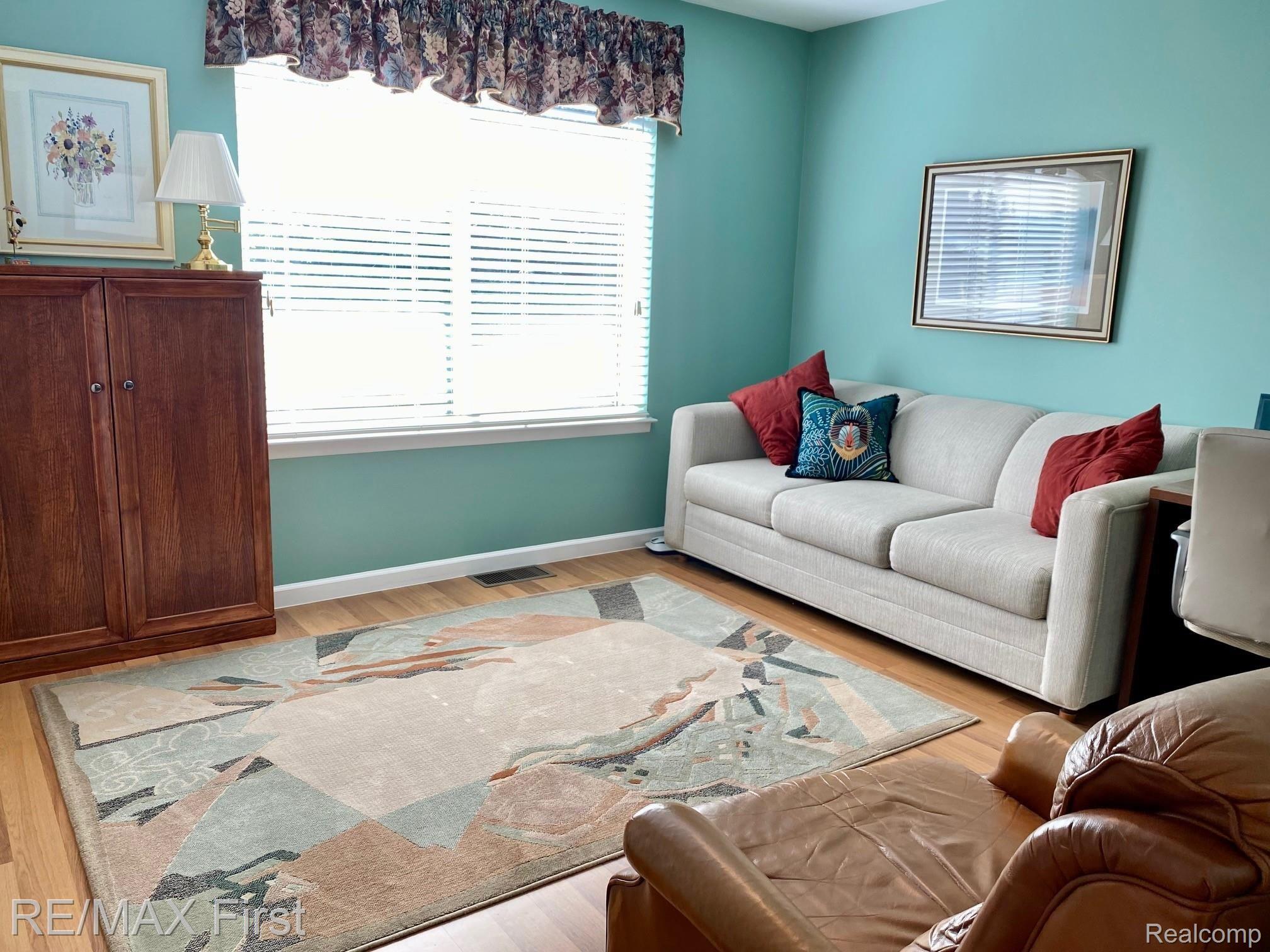 573 Tennyson Rochester, MI 48307 - Photo 21 of 40 Second Bedroom