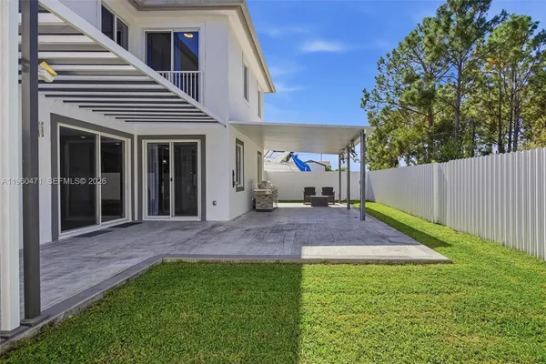 a view of outdoor space yard and porch