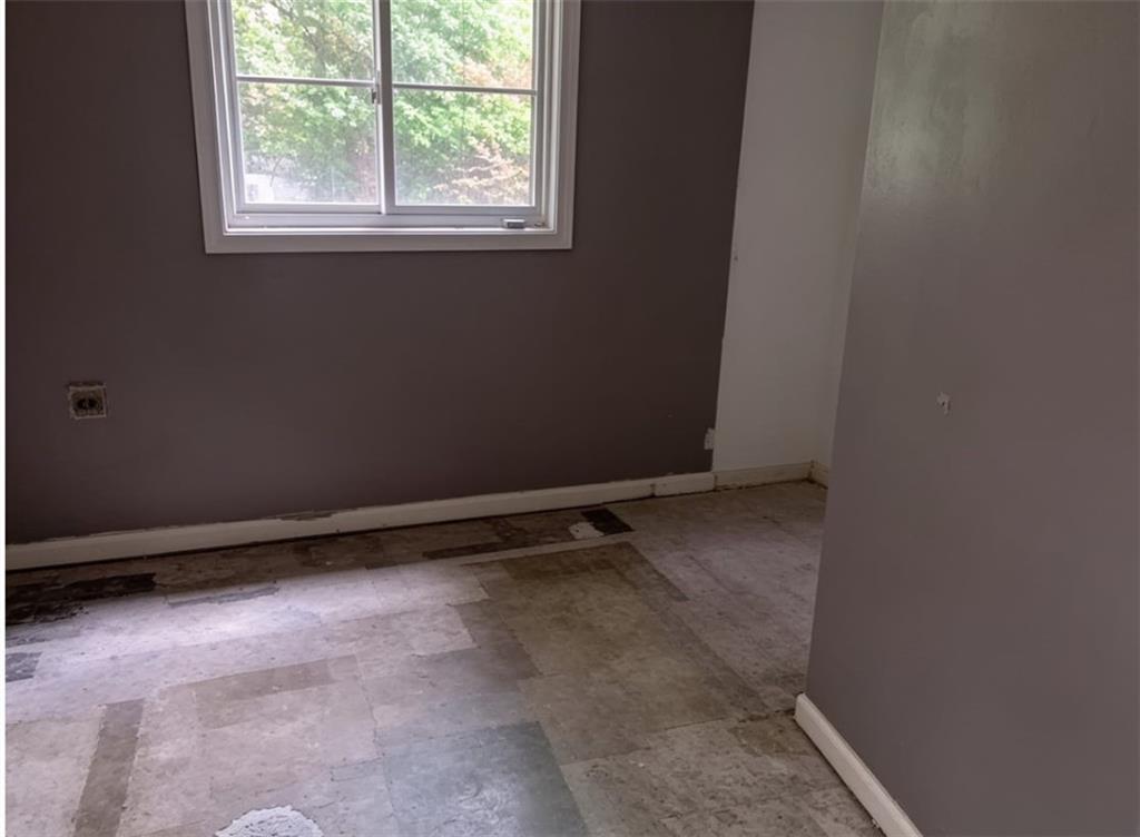 411 Stiles Road Selma, AL 36701 - Photo 6 of 7 an empty room with a window