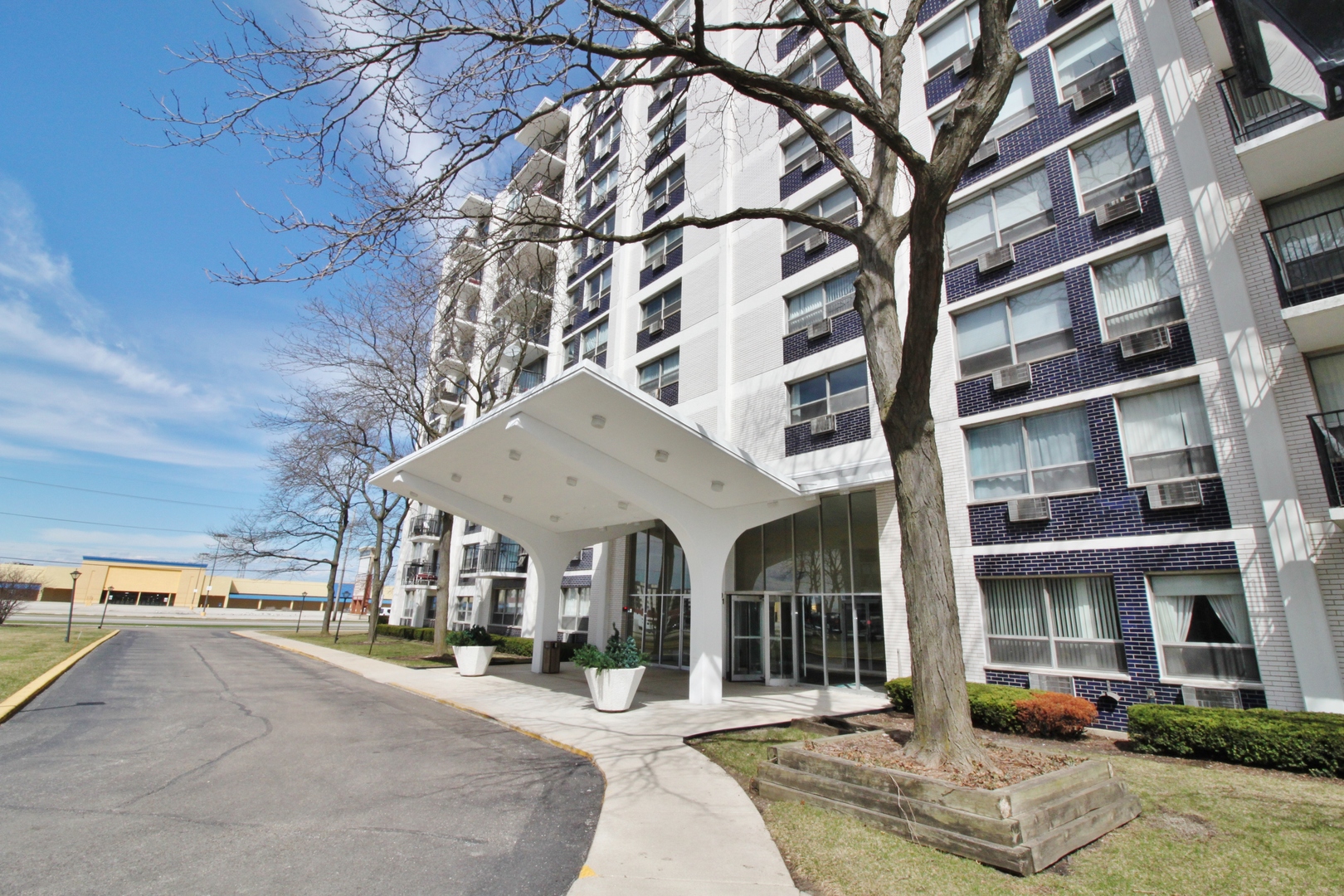9001 Golf Road, Unit 7C Des Plaines, IL 60016 - Photo 3 of 24