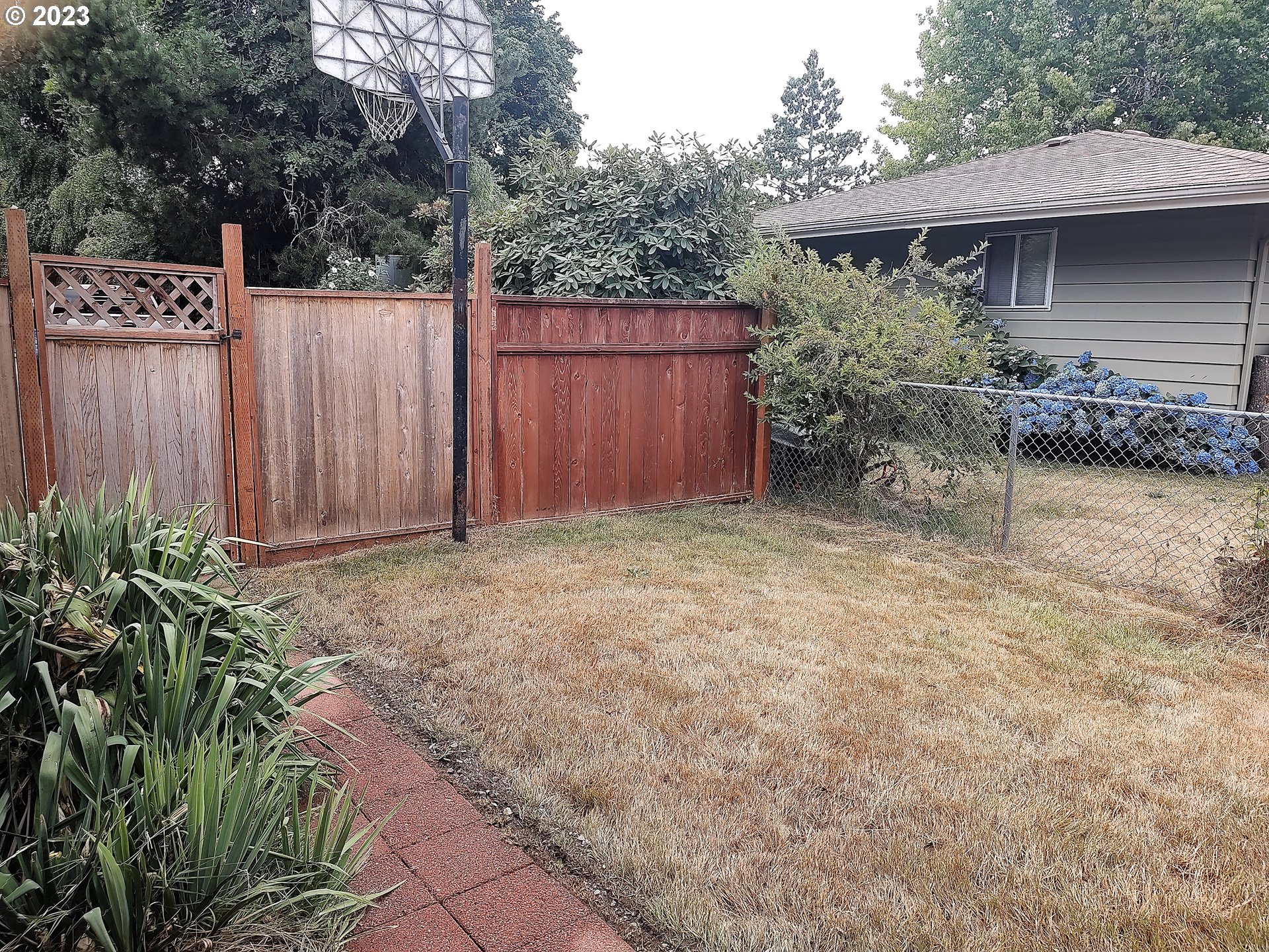 306 Southeast 4th Street Battle Ground, WA 98604 - Photo 19 of 23 a backyard of a house with a garden and deck