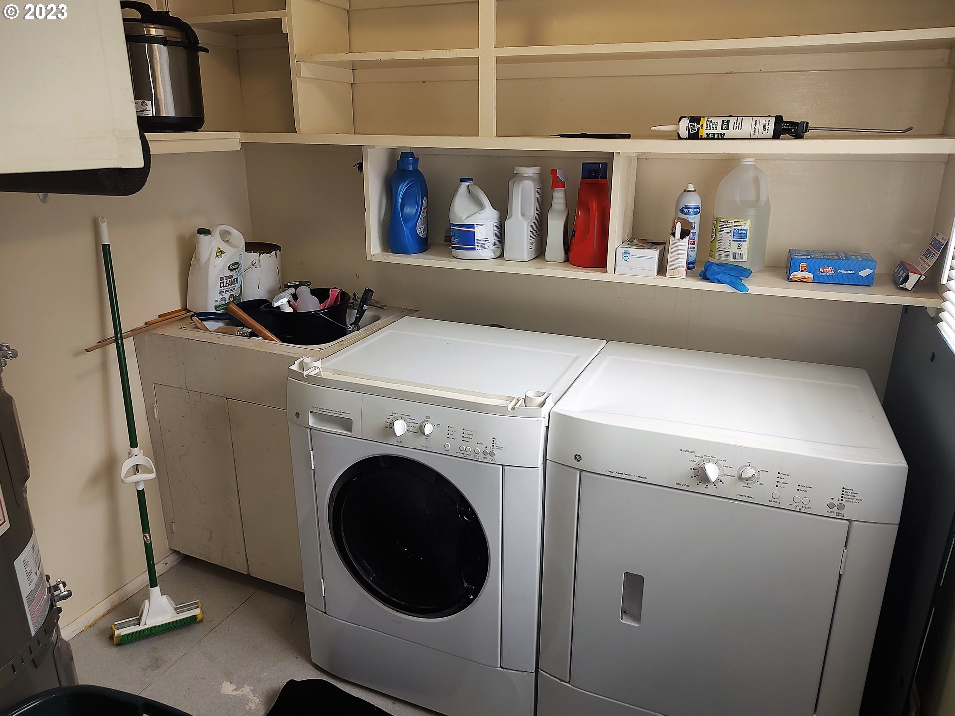 306 Southeast 4th Street Battle Ground, WA 98604 - Photo 8 of 23 a utility room with dryer and washer