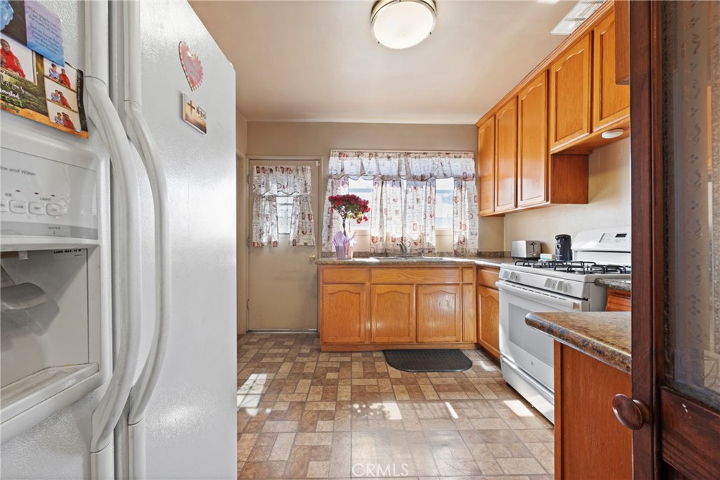 1801 West Brazil Street Compton, CA 90220 - Photo 17 of 19 Kitchen