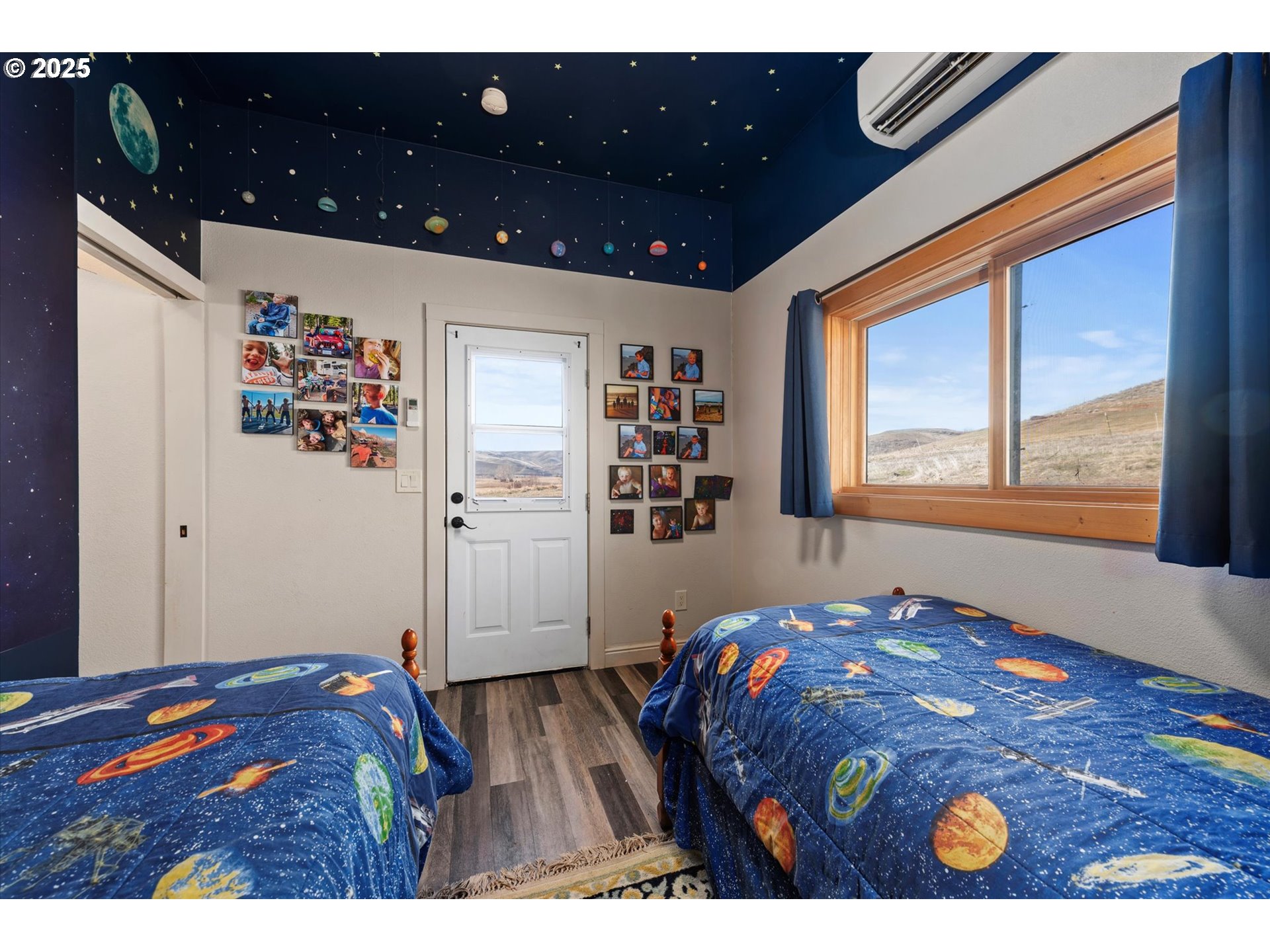 42759 Moody Road Richland, OR 97870 - Photo 19 of 27 a bedroom with a bed and a window