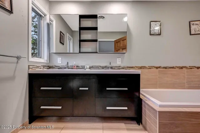 $999,000 | 197 South Lake Drive, Lake Harmony, PA 18624