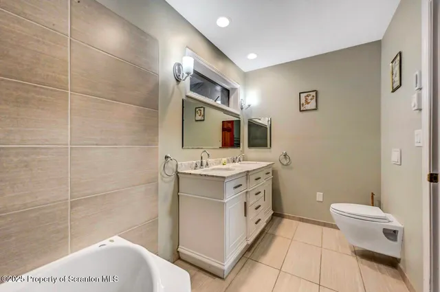 $999,000 | 197 South Lake Drive, Lake Harmony, PA 18624