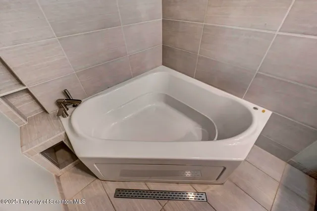 $999,000 | 197 South Lake Drive, Lake Harmony, PA 18624