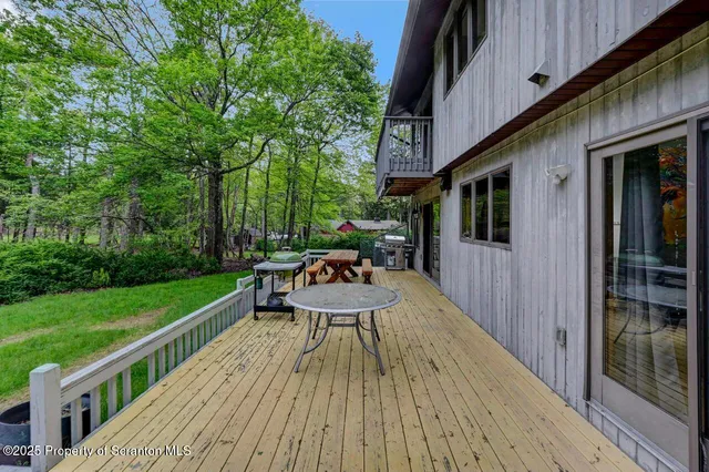 $999,000 | 197 South Lake Drive, Lake Harmony, PA 18624