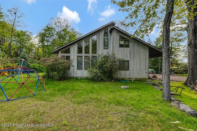 $999,000 | 197 South Lake Drive, Lake Harmony, PA 18624