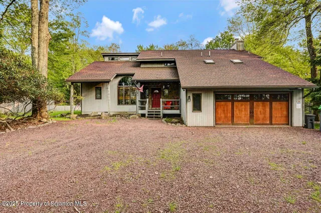 $999,000 | 197 South Lake Drive, Lake Harmony, PA 18624