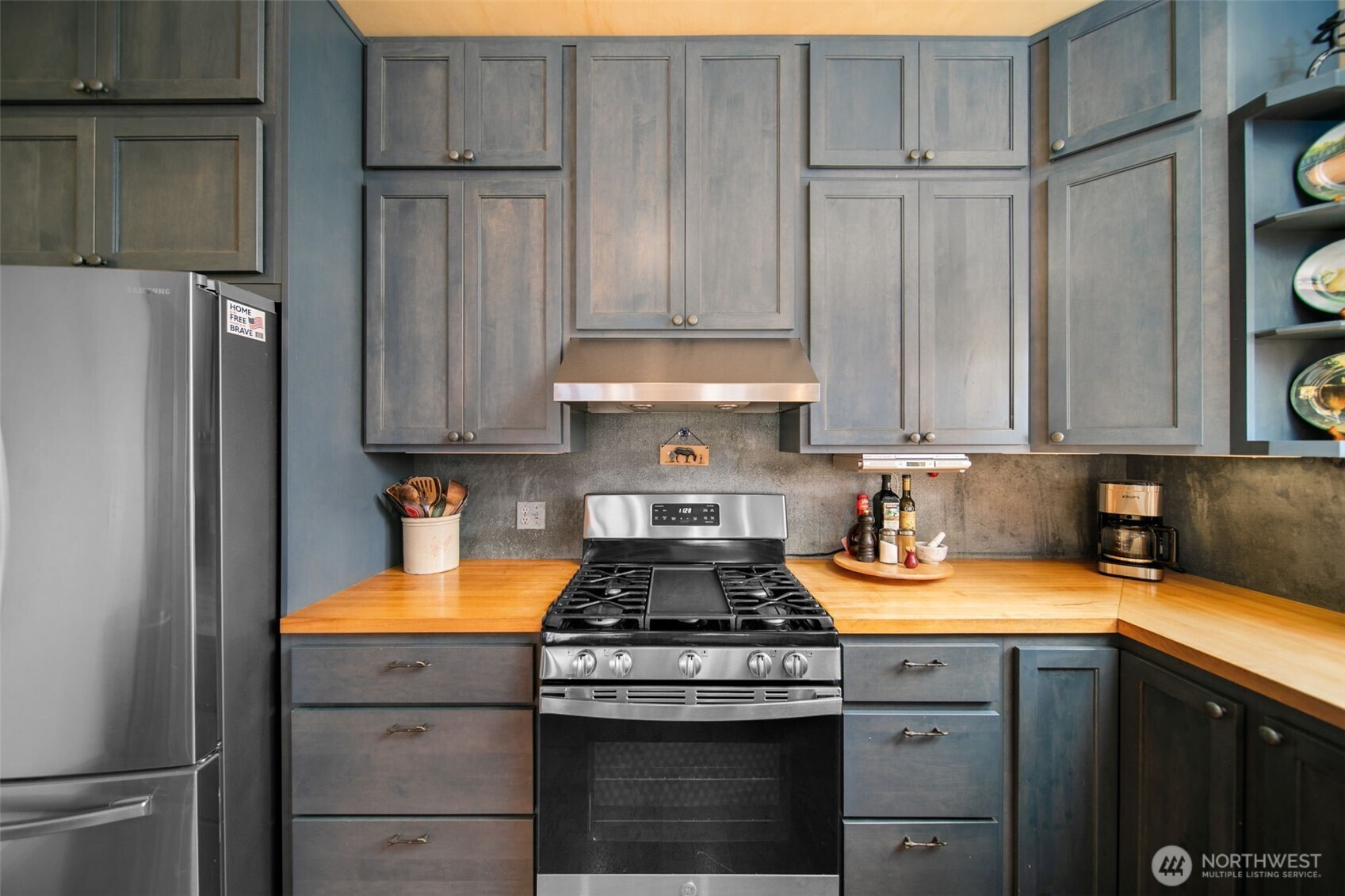 74 Sawtooth View Road Pateros, WA 98846 - Photo 9 of 30 a kitchen with a stove and a refrigerator